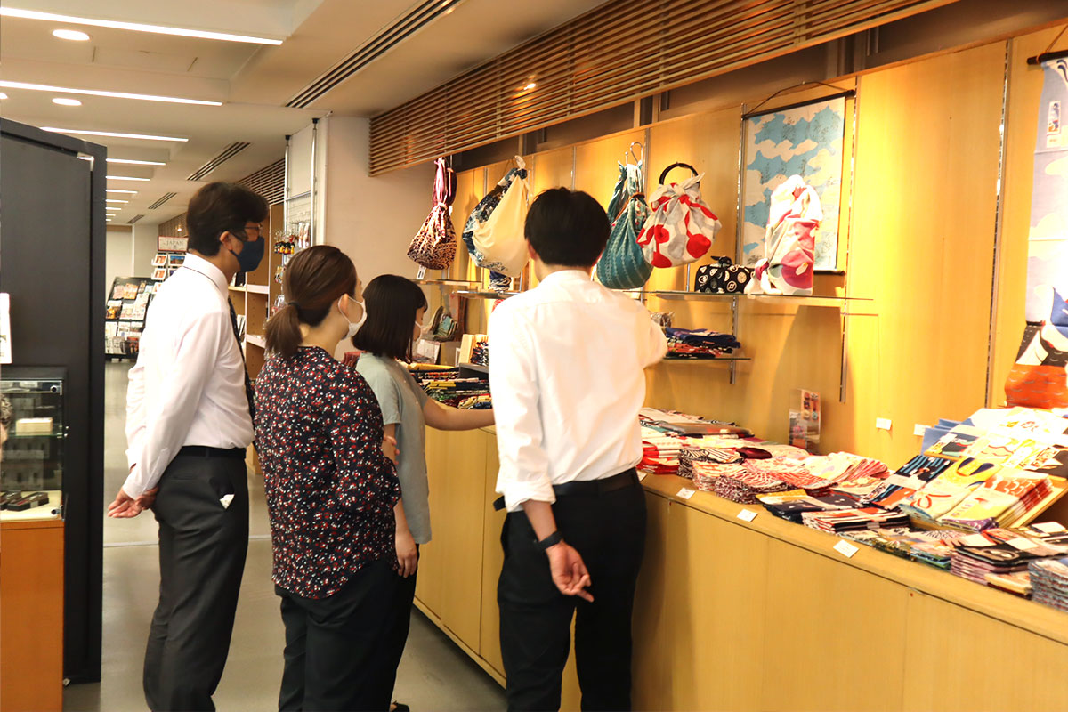 東館はライフスタイルの中で気軽に使える日本製品が中心。ずらりと並ぶ商品数に、取材メンバーもつい足を止めて見学してしまう。