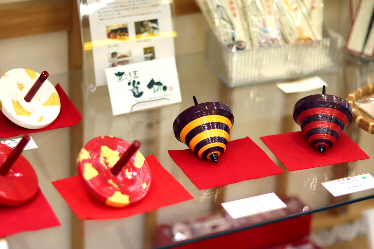 京都で唯一の職人さんが作る「京こま」。愛らしいフォルムに、こなれた配色が見事。安土桃山時代から続く伝統工芸品。