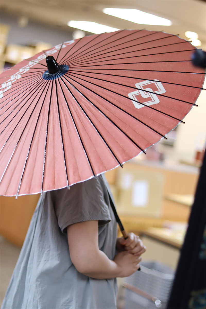 フォトブースには和傘などの小物も。商品を購入してもらうだけではなく、伝統工芸品に気軽に触れてもらえるきっかけにもなっている。
